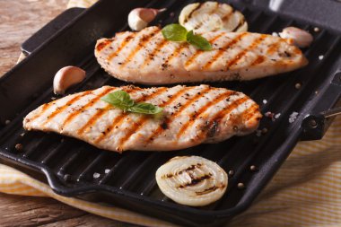 Soğan ve pan ızgara yatay fesleğen ile tavuk fileto