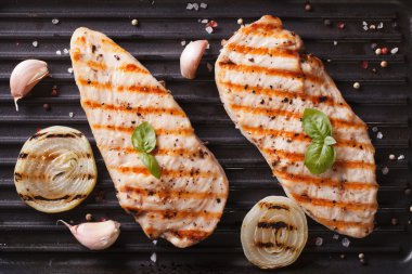 Izgara tavuk ızgara kapatmak kadar yatay Üstten Görünüm 