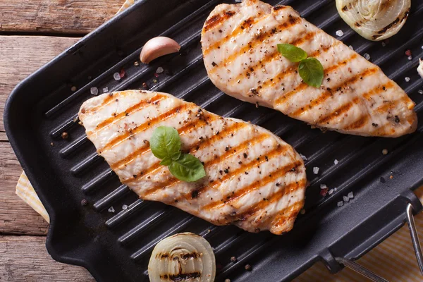 Izgara tavuk, bir tavada yakın çekim yatay Üstten Görünüm 