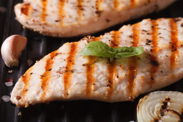 Chicken fillet with onion on a grill macro. horizontal — Stock Photo, Image