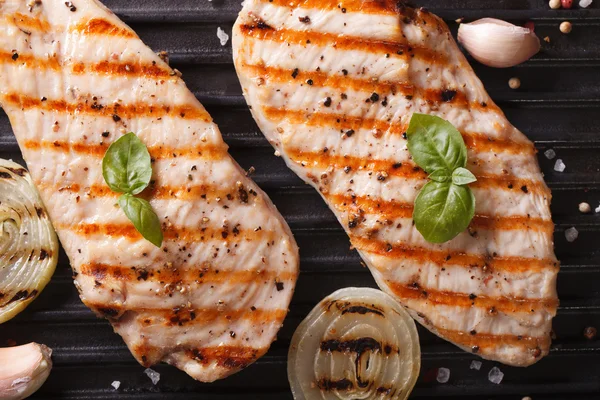 Tavuk göğsü ızgara portre üzerinde. Yatay Üstten Görünüm 