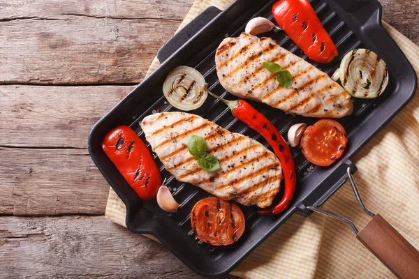 Chicken breast with vegetables in pan grill horizontal top view — Stock Photo, Image