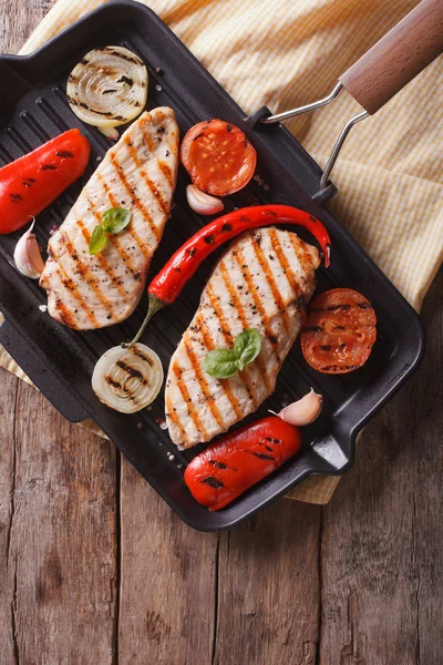 Chicken fillet with vegetables in pan vertical top view — Stock Photo, Image