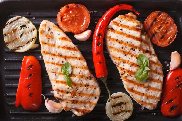 Chicken breast with vegetables in a skillet grill top view — Stock Photo, Image