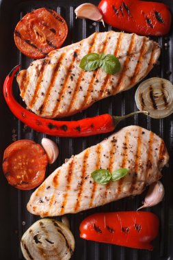 Bir tavada Sebzeli tavuk göğsü üstten görünüm dikey ızgara