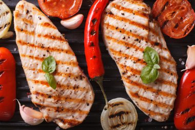 Top bir tavada ızgara Sebzeli tavuk göğsü görüntülemek makro