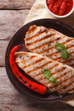 Izgara tavuk fileto biber ve sos ile. Dikey Üstten Görünüm