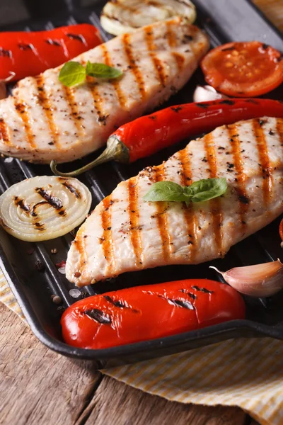 Hot chicken breast with vegetables in a skillet grill vertical — Stock Photo, Image