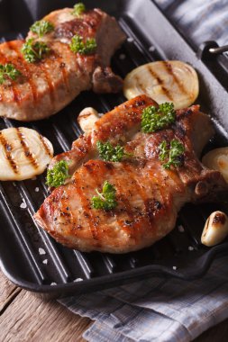 Pan ızgara yakın iki ızgara domuz biftek. Dikey