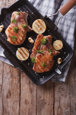 Soğanlı bir pan ızgara domuz eti biftek ızgara. Dikey Üstten Görünüm