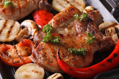 Izgara domuz biftek mantar ve biber üstten görünüm makro ile