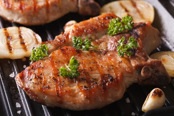 Juicy pork steak grilled with onions in a pan grill closeup — Stock Photo, Image