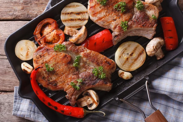 Hús, zöldségek egy serpenyőben grill Vértes. Szemközti nézet vízszintes — Stock Fotó