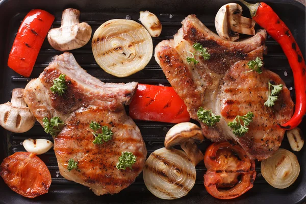 Carne di maiale alla griglia con verdure alla griglia macro. vista dall'alto orizzontale — Foto Stock