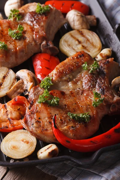 Bife de porco com legumes na grelha. vertical vista superior macro — Fotografia de Stock