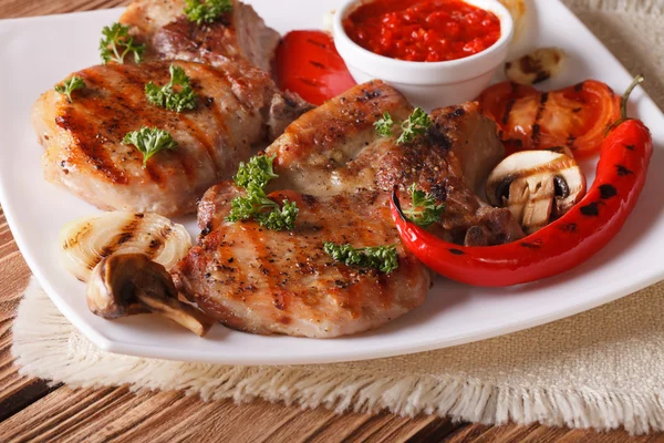 Pork steak with grilled vegetables on plate close-up, horizontal — Stock Photo, Image