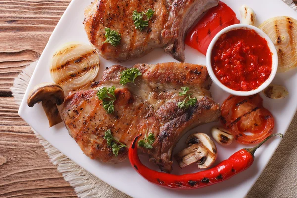 Carne com legumes grelhados, horizontal vista superior closeup — Fotografia de Stock