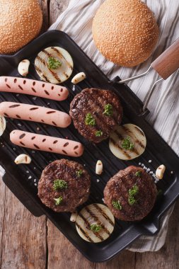 hamburger ve sosisli sandviç ızgara closeup pan. Dikey Üstten Görünüm