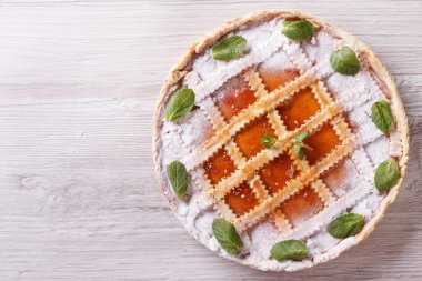 Yukarıdan kayısı reçeli yatay manzaralı tart