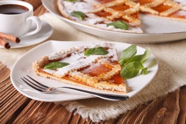 Kayısı reçeli ve kahve ile İtalyan tart parçası
