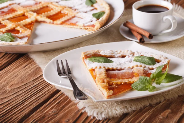 Tarta italiana con mermelada de albaricoque y café. horizontal —  Fotos de Stock