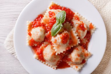 Ravioli ile domates sosu yakın çekim yatay üst görüntüleme