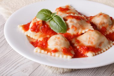 Domates soslu yatay etli dolma mantı