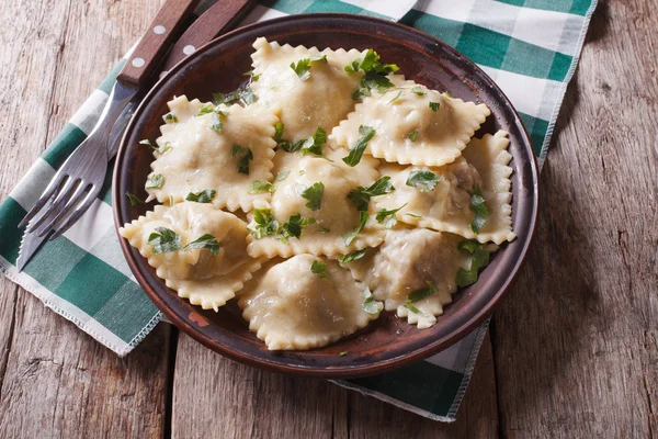 Italské ravioli na talíř s bylinkami. horizontální pohled shora — Stock fotografie