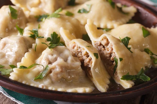 Italské ravioli s detailním maso na talíř hnědý. horizontální — Stock fotografie
