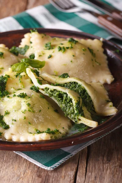 Ravioli med spenat och ost närbild vertikala — Stockfoto