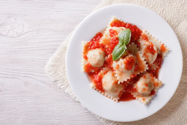 Bir tabakta domates soslu Ravioli. Yatay Üstten Görünüm — Stok fotoğraf