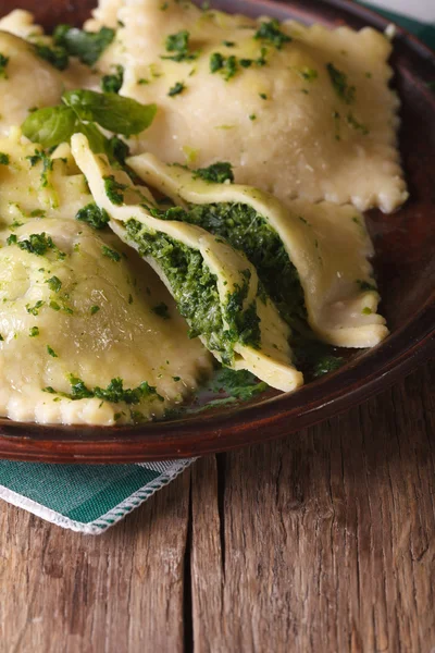 Ravioli fyllda med spenat och ost närbild vertikala — Stockfoto