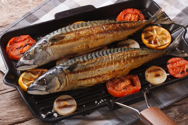 Grilled sea fish and vegetables in a pan grill, horizontal — Stock Photo, Image