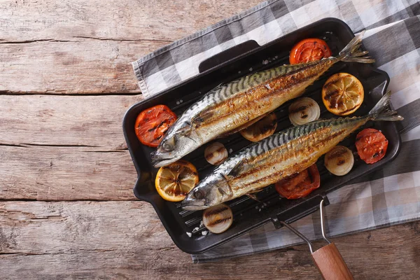 Grilled mackerel in pan with vegetables. horizontal top view — Stock Photo, Image