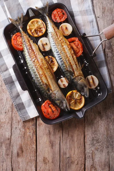 Pescado de caballa y verduras en una parrilla de sartén. vista superior vertical — Foto de Stock