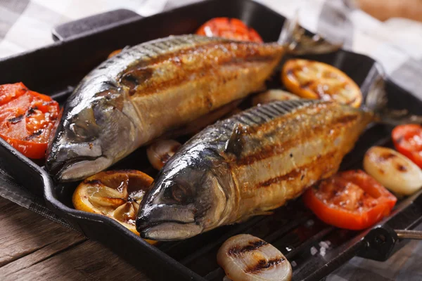 Deliciosos peixes marinhos grelhados e legumes em uma panela — Fotografia de Stock