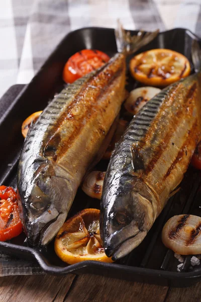 Meeresfisch gegrillte Makrelen und Gemüse in Nahaufnahme. vertikal — Stockfoto