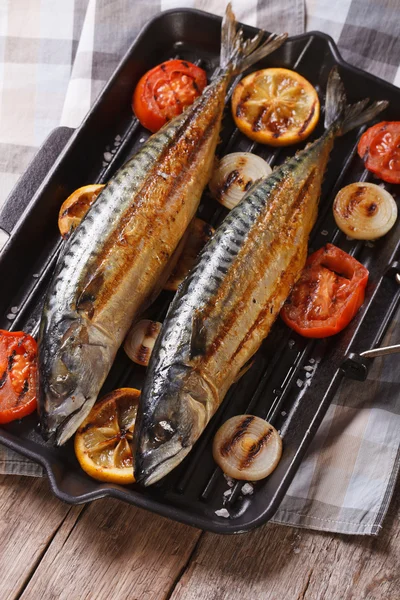 Жареная морская рыба и овощи в кастрюле на гриле, вертикальная — стоковое фото