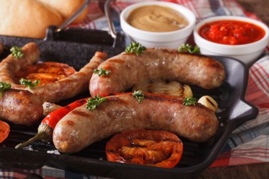 Sosisli yemek: Izgara sosis, sebze ve buns