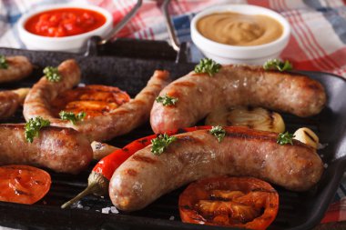 Sebze ve hardal closeup ile ızgara sosis. Yatay