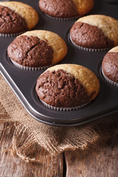 Bunte Muffins in Backform aus dem Ofen. vertikal — Stockfoto