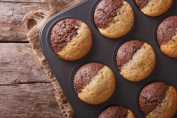 Chocolade oranje muffins in bakken schotel horizontale bovenaanzicht — Stockfoto