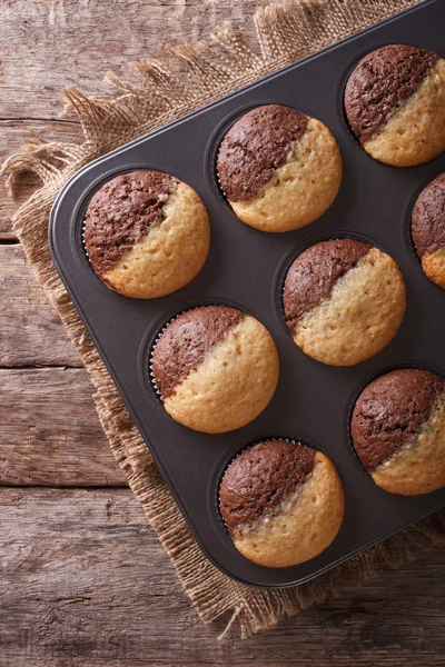 Hot colorful cupcakes in a baking dish. Vertical top view — Stock Photo, Image