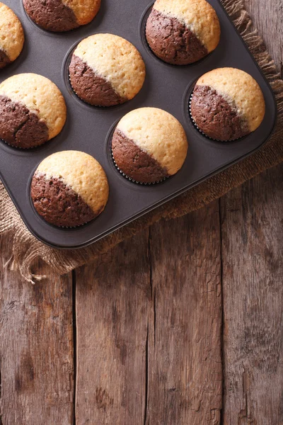 Chocolate-orange muffins from the oven. vertical top view — Stock Photo, Image