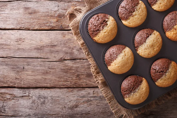 Warme kleurrijke cupcakes in een ovenschaal. horizontale bovenaanzicht — Stockfoto