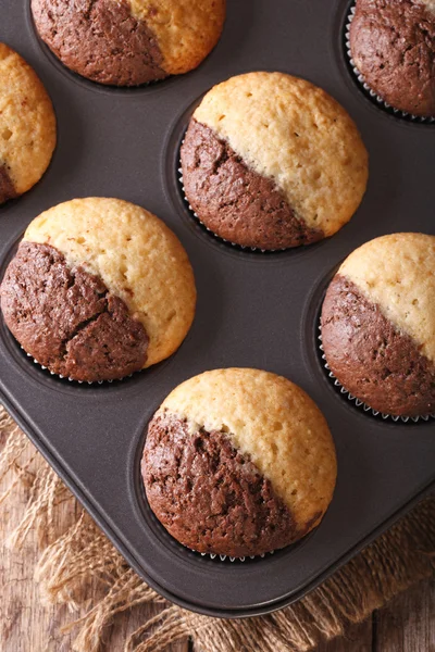 Schöne Muffins in Backform Nahaufnahme, vertikale Ansicht von oben — Stockfoto