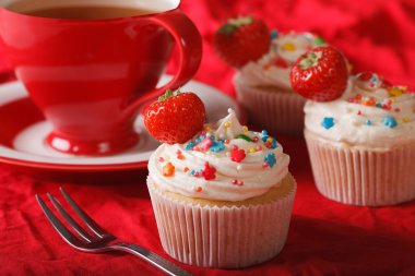  çilek ve bir fincan çay ile cupcakes. Yatay 