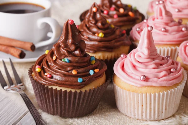 Delicious cupcakes and coffee on the table. Horizontal close-up — Stock Photo, Image