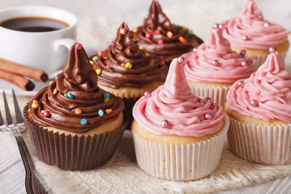 Cupcakes festifs avec crème sur la table close-up. horizontal — Photo