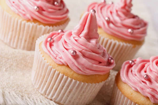 Delicadas magdalenas festivas con crema rosa de cerca, horizontales — Foto de Stock